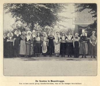 13263 Groepsportret van een aantal vrouwen, poserend in binnenlandse en buitenlandse klederdracht te Baambrugge ...